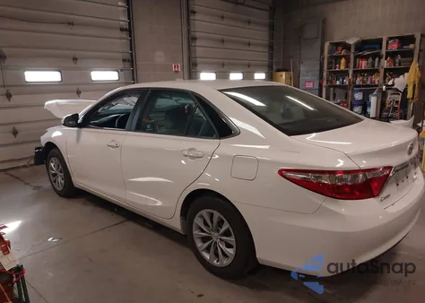 2017 Toyota Camry Le z USA, uszkodzony, nr VIN 4T1BF1FK3HU285833